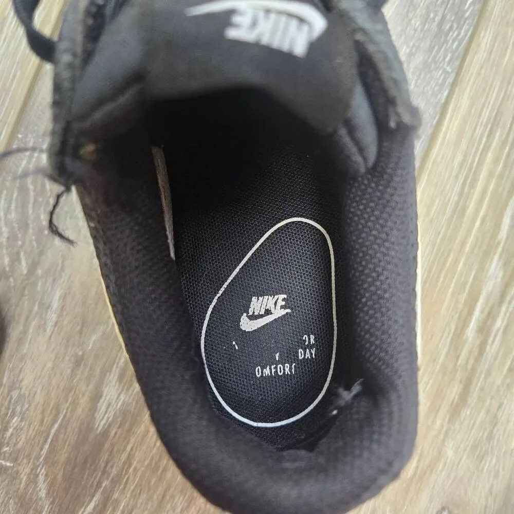 Nike Air Max Excee shoes black and white sneakers women's size 6.5 active